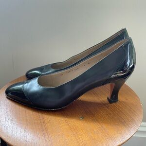 SALVATORE FERRAGAMO BLACK PATENT LEATHER WINGTIP CAPTOE & HEEL